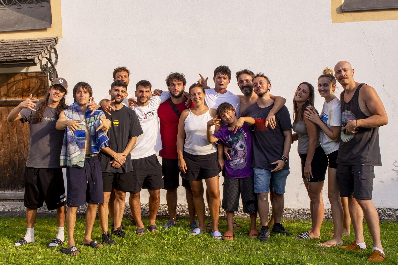 Il team KRAP al completo nella luce del tramonto, in cerchio
